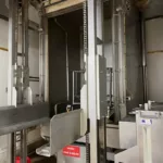 Cabine de lavage équipée d’un convoyeur pour positionner les chariots dans la cabine. 2 chariots inox sur roulettes pour planches d’affinage