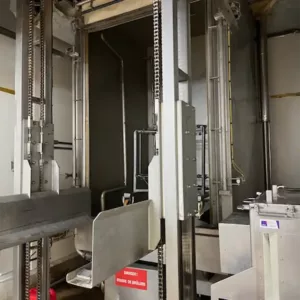 Cabine de lavage équipée d’un convoyeur pour positionner les chariots dans la cabine. 2 chariots inox sur roulettes pour planches d’affinage