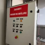 Cabine de lavage équipée d’un convoyeur pour positionner les chariots dans la cabine. 2 chariots inox sur roulettes pour planches d’affinage