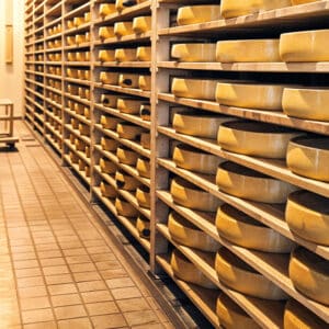 Cave d'affinage bois AEF Jacquier - Structure épicéa sur mesure, fabrication traditionnelle intégrale. Équipement L'Affinage pour maturation fromagère naturelle