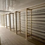 Cave d'affinage mixte épicéa-inox AEF Jacquier. Alliance de la tradition et de la modernité pour un affinage professionnel optimal