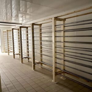 Cave d'affinage mixte épicéa-inox AEF Jacquier. Alliance de la tradition et de la modernité pour un affinage professionnel optimal