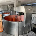 Cuve cuivre complète avec ses outils de brassage de décaillage et son balai de nettoyage. Soutirage par gravité, équipée de ses pieds