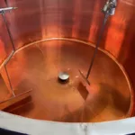 Cuve cuivre complète avec ses outils de brassage de décaillage et son balai de nettoyage. Soutirage par gravité, équipée de ses pieds