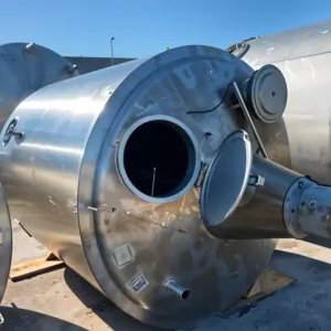 Cuve de stockage tout inox Marque GOAVEC Capacité : 6000L Cuve isolée et agitée Diamètre : 2m Hauteur : 4.50m