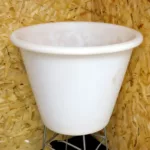 Bassine de caillage en PE blanc Equipé d'un chariot inox 4 roues pivotantes Capacité: 100L utile Quantité disponible: 20 bassines