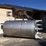 Diamètre: 2400mm Hauteur: 8600mm Poids environ: 2750Kg 1 trou d'homme AISI 304 daim. 400mm anti-rétention 1 boule de lavage démontable sur le toit 1 raccord SMS 51 mâle sur le toit 1 bride pour agitateur sur le toit