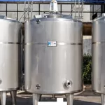 1 évent inox environ 1.000Hl/H 1 calorifugeage fond+virole en polyéthylène adhésif ép. 50mm 1 revêtement en inox AISI 304 entièrement soudé 1 raccord SMS 51 mâle sur le fond 2 anneaux de soulèvement 1 support accroche échelle 6 pieds réglables 1 agitateur vertical