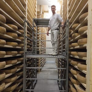 Fabrication de table de mise à niveau pour la mise en rayon des fromages, pour les soins des fromages etc... Possibilité de les fabriquer sur-mesure suivant plans ou modèles. Possibilité de les fabriquer en inox 304L, 316L, en acier galvanisé à chaud..